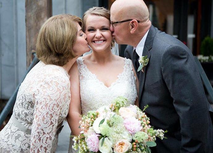 7. Budete si muset zvyknout. Přestože jste dostala výzvu, že máte na poště balíček, paní za sklem může nesouhlasně vrtět hlavou. Do doby, než si uvědomíte, že jste jí nahlásily špatné příjmení. Nebo se v čekárně u doktora nezvednete při vyvolání vašeho nového příjmení. Žádný stres. Všechno si časem sedne.