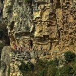 1. Gulu, Čína. Aby získali vzdělání, musí studenti této školy zdolat pětihodinovou cestu do hor.