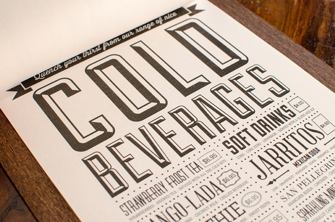 6. VELKÉ TEXTY. Možná se tlačí do popředí kvůli tomu, že mají aspoň malou šanci přitáhnout naši pozornost v dnešní roztěkané době, ale vypadají pěkně. Tabule s texty, které se rozpínají až do jejich okrajů, lze pojmout několika způsoby. Umístěte libovolný (ale smysluplný!) text na fotografii, pozadí s jemnějším vzorem nebo před jednobarevnou plochu. Dovoleno je i více typů písem. Vybírejte s citem.