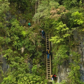 2. Zhang Jiawan, Jižní Čína. Bez žebříků by se děti do své školy ve vesnici Zhang Jiawan nedostaly.