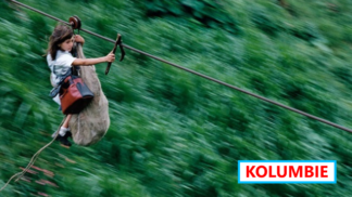 Některé kolumbijské děti jezdí do školy zavěšené na ocelovém laně.