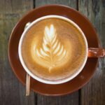 1. Káva. Bez ní se nepostavíte na nohy? To je v pořádku, pokud se po ní cítíte dobře. Podle serveru Livestrong.com ale má tendenci rozbolet břicho, zrychlit odchod tekutin a průchod potravy trávicím traktem.