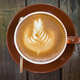 1. Káva. Bez ní se nepostavíte na nohy? To je v pořádku, pokud se po ní cítíte dobře. Podle serveru Livestrong.com ale má tendenci rozbolet břicho, zrychlit odchod tekutin a průchod potravy trávicím traktem.