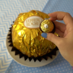 Držíte-li velikonoční půst, upalujte rychle jinam. V této galerii totiž neuvidíte nic než čokoládu, Nutellu a ještě jednou Nutellu. Protože jsme objevili recept na gigantické Ferrero Rocher.