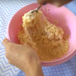 Smícháme rýžové vločky s maršmelounovým krémem. S hmotou by mělo jít pracovat jako s modelínou, dle potřeby tedy přidáme krém nebo vločky.