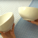 Vytřeme jednu z identických misek (s kulatým dnem) máslem. Vezmeme do rukou trochu hmoty a začneme v nádobách tvarovat silnou vrstvu.