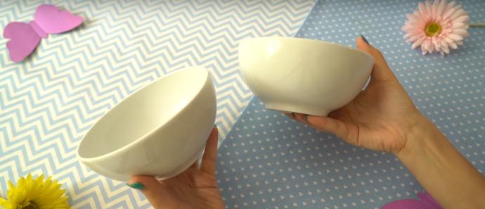 Vytřeme jednu z identických misek (s kulatým dnem) máslem. Vezmeme do rukou trochu hmoty a začneme v nádobách tvarovat silnou vrstvu.