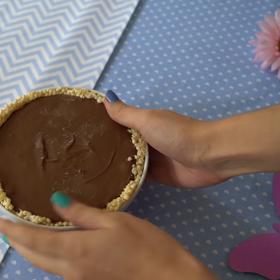 Vrhneme se na náplň! Ta je vskutku jednoduchá – stačí jen smíchat Nutellu se smetanou. Naplníme rýžové misky a necháme obsah ztuhnout do druhého dne. Krém by měl získat konzistenci podobnou zmrzlině.