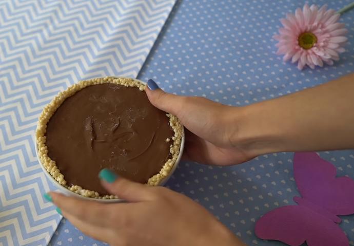 Vrhneme se na náplň! Ta je vskutku jednoduchá – stačí jen smíchat Nutellu se smetanou. Naplníme rýžové misky a necháme obsah ztuhnout do druhého dne. Krém by měl získat konzistenci podobnou zmrzlině.