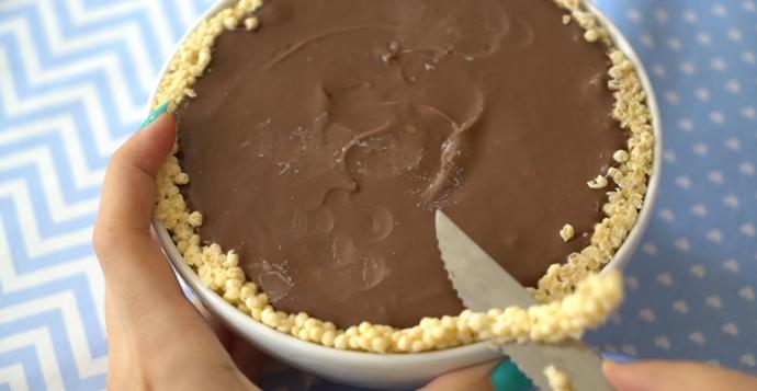 Vyjmeme obě poloviny bonbónu z lednice. Seřízneme okraje rýžových vloček, aby po složení půlky vytvořily dokonale kulatý tvar.