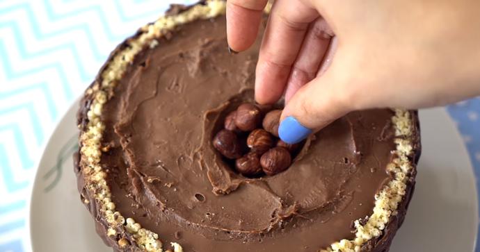 Pomocí lžičky vyhloubíme uprostřed bonbónů malé důlky a naplníme je celými lískovými ořechy.