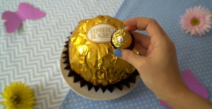 Vložíme ho do hnědého papírového košíčku a opatříme samolepkou značky.