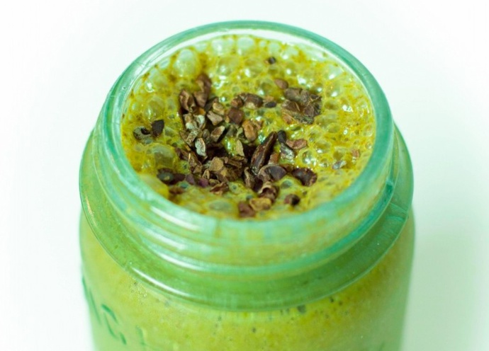 Mátové smoothie s čokoládovými hroty.