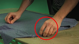 Čtyři kroky, dvě vteřiny a jedno precizně složené tričko.