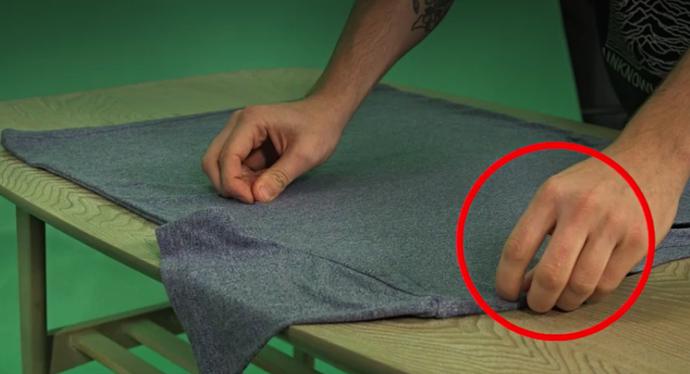 1. Chytněte tričko v polovině mezi ukazovák a palec asi pět centimetrů od okraje. Levou rukou ho uchopte v místě ramene na stejné polovině svršku.