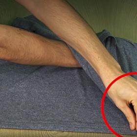 2. Překřižte levou ruku přes pravou a mezi palec a ukazovák přidejte spodní okraj trika. Zakryjete tak pravou ruku, což je správně.