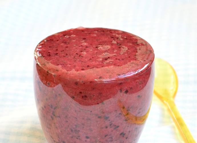 Delikátní smoothie z černého rybízu a kapusty.