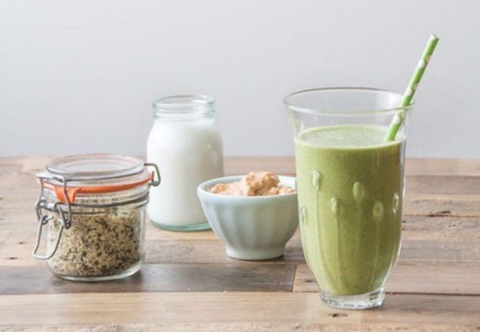 Smoothie z mraženého banánu a arašídového másla.