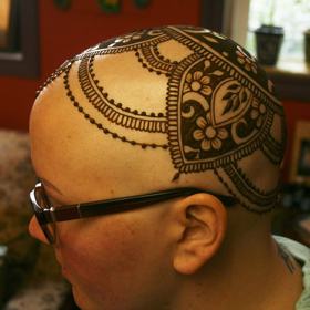 Američanka maluje pacientkám s rakovinou koruny z henny. Peníze za to nechce