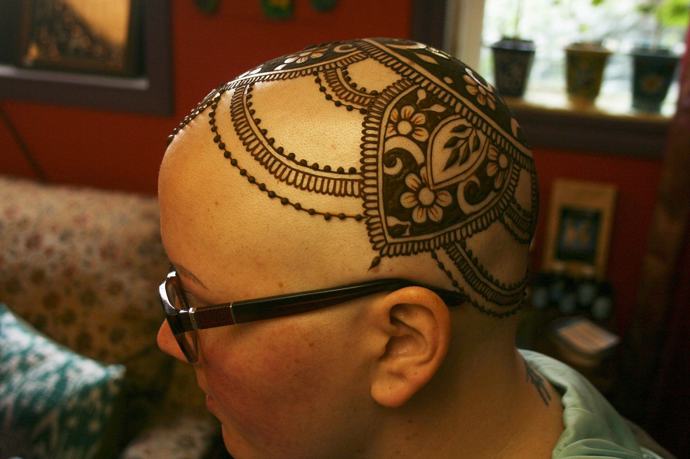 Američanka maluje pacientkám s rakovinou koruny z henny. Peníze za to nechce