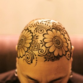 Američanka maluje pacientkám s rakovinou koruny z henny. Peníze za to nechce