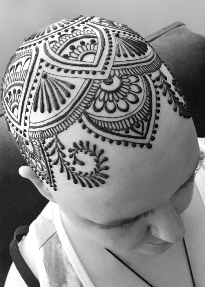 Američanka maluje pacientkám s rakovinou koruny z henny. Peníze za to nechce