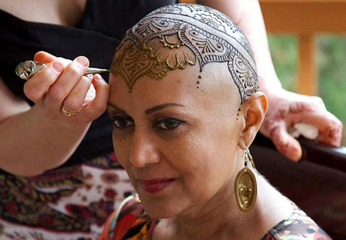 Američanka maluje pacientkám s rakovinou koruny z henny. Peníze za to nechce