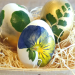 Kraslice nesou symboliku plodnosti i úrody. „Župan“ z lístků a květů jim tedy padne jako ulitý.