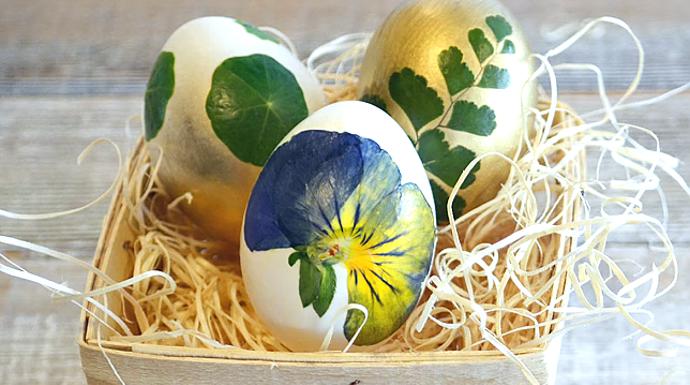 Kraslice nesou symboliku plodnosti i úrody. „Župan“ z lístků a květů jim tedy padne jako ulitý.