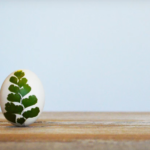 Výroba těchto velikonočních vajíček je opravdu jednoduchá a potřebujete na ni čtyři až pět věcí podle libosti.