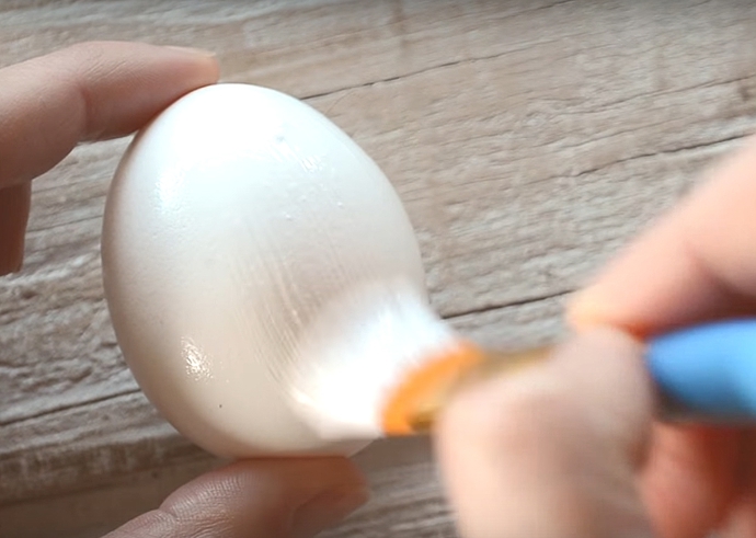 Nejprve potřeme vejce lepidlem.