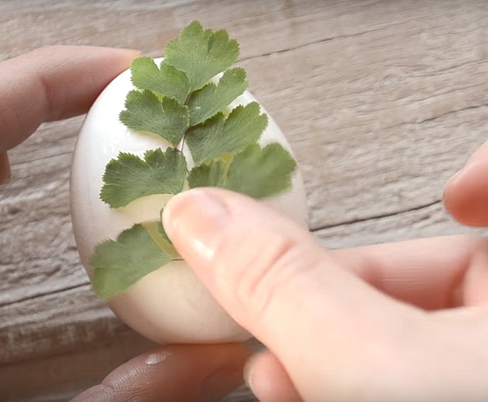 Připevníme části rostliny – kvítky, lístky, cokoliv, co se nám zalíbí.