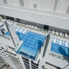 Smočili byste se? Na pohled je bazén v budově Market Square Tower zajisté úchvatný...