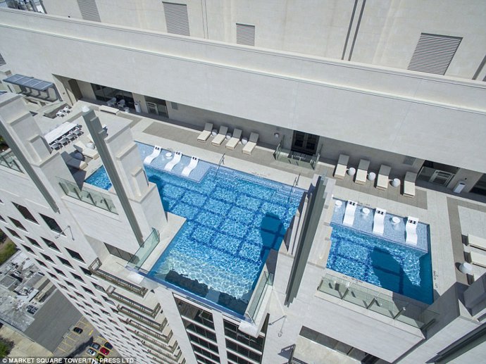 Smočili byste se? Na pohled je bazén v budově Market Square Tower zajisté úchvatný...