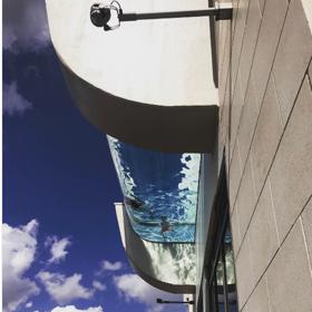 Muž natočil, jak se v tomto bazéně prochází. Video se pochopitelně bleskurychle rozšířilo.