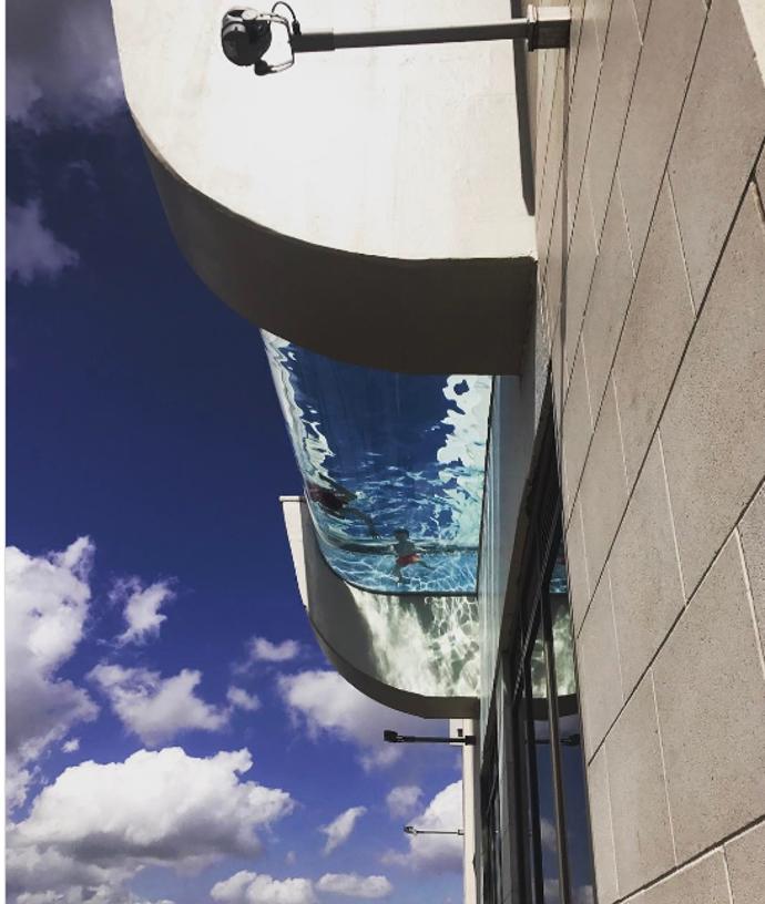 Muž natočil, jak se v tomto bazéně prochází. Video se pochopitelně bleskurychle rozšířilo.