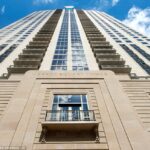 Od pádu ze 40. patra na zem ho oddělovalo jen 20cm plexisklo.