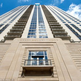 Od pádu ze 40. patra na zem ho oddělovalo jen 20cm plexisklo.