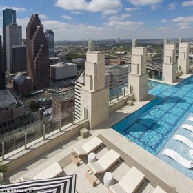 Na tomto projektu se „vyřádilo“ studio Kudela & Weinheimer Landscape Architects. Bazén umístilo tak, aby se z něj plavec kochal městským panoramatem i parkem Buffalo Bayou.