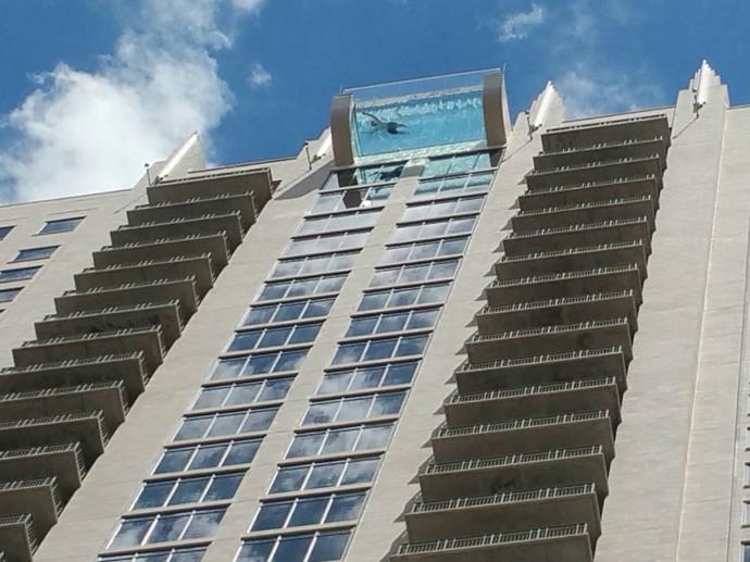 Majitel ale myslel i na ty, kteří s překonáváním nadmořských výšek ztrácí barvu v obličeji. Další bazén nechat zapustit do terasy o několik pater níže.