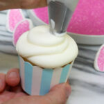 V podstatě jde o klasický muffin, jen dozdobený maršmelounovými oušky. Příprava je tedy velmi jednoduchá. Na upečený muffin vytlačíme spirálovým pohybem krém.