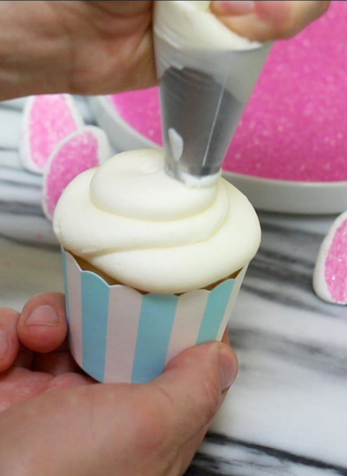 V podstatě jde o klasický muffin, jen dozdobený maršmelounovými oušky. Příprava je tedy velmi jednoduchá. Na upečený muffin vytlačíme spirálovým pohybem krém.