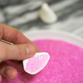 ... obtiskneme ho do růžového cukru v místě řezu...