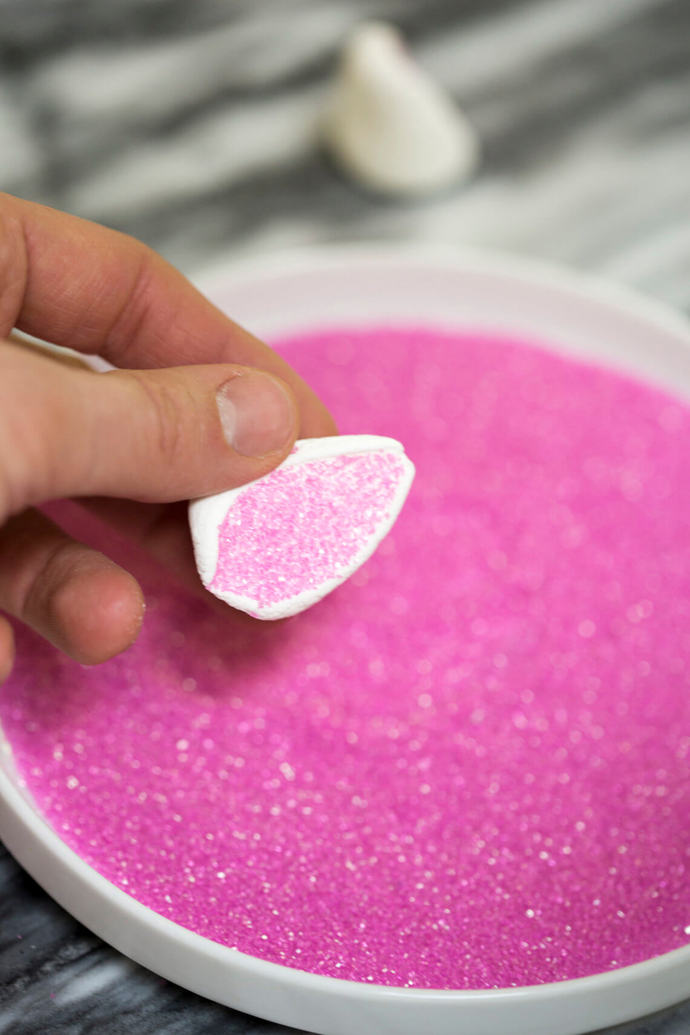 ... obtiskneme ho do růžového cukru v místě řezu...