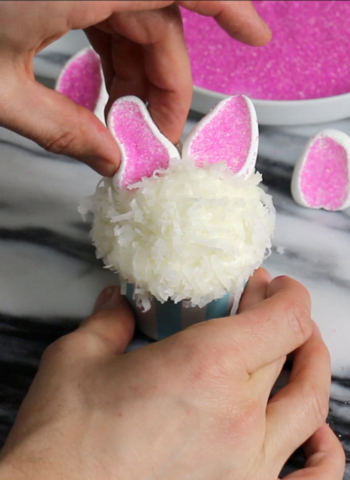 ... a připevníme ouška.