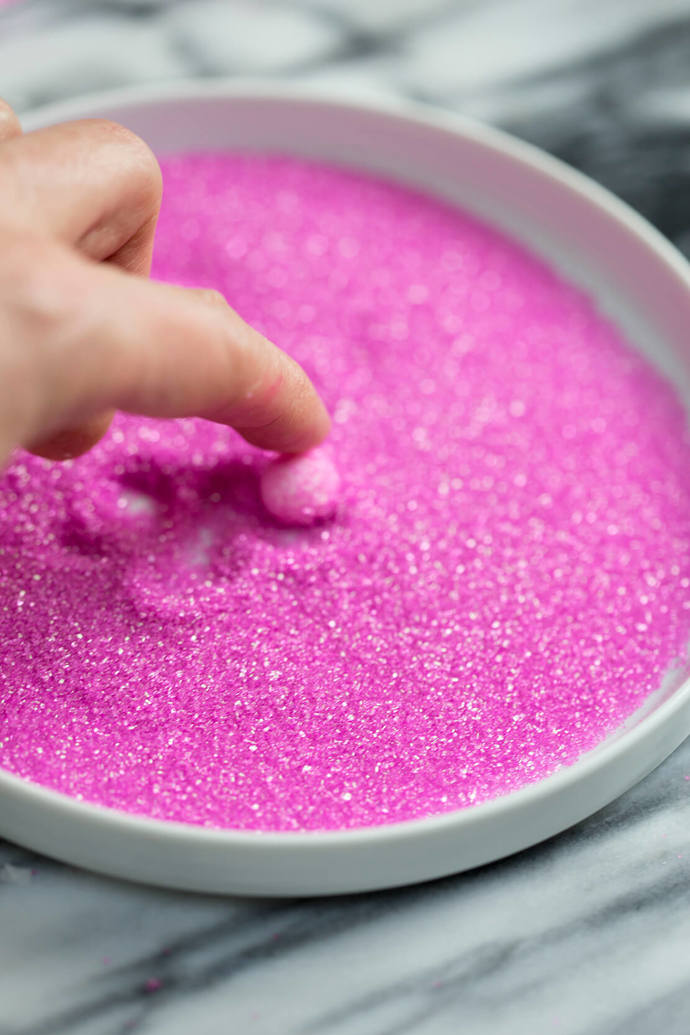 Čumáček vyválíme z fondánu a obalíme v růžovém cukru.