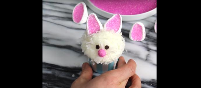 Připevníme ho na krém spolu s dvěma čokoládovými pecičkami (oči zajíce) a voilá! Koledníci mohou začít chodit.