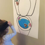 Hosté připínali tematické magnetky na záchodovou mísu...