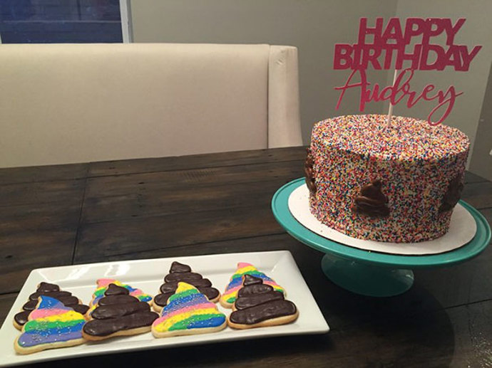 ... nebo si pochutnávali spolu s oslavenkyní na hnědém dortu.