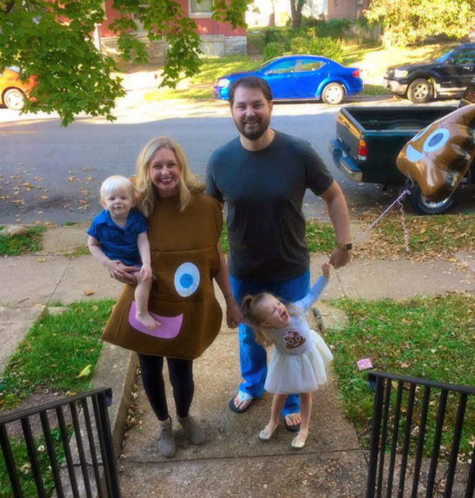 Rebecca musela skákat radostí, když uviděla svou matku v kostýmu „hovínka“.